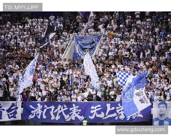 足球明星因争议行为引发看台观众愤怒抗议现场气氛紧张升级 足球明星因争议行为引发看台观众愤怒抗议现场气氛紧张升级