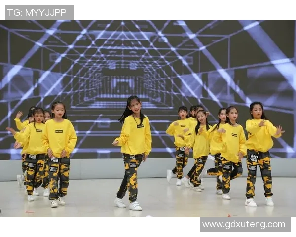 足球明星转场时挥洒自如甩衣服引发热议展现个性与风采 足球明星转场时挥洒自如甩衣服引发热议展现个性与风采