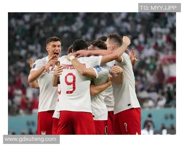 全球足球巨星同框合影展现友谊与竞技精神的精彩瞬间 全球足球巨星同框合影展现友谊与竞技精神的精彩瞬间