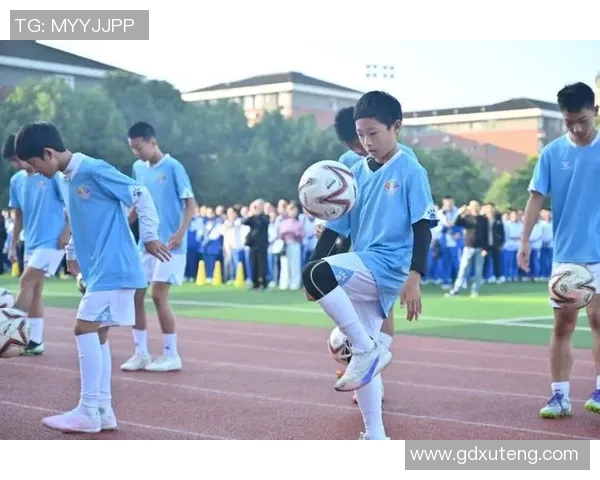 小孩儿勇敢挑战足球明星引发热议展现青春无畏精神