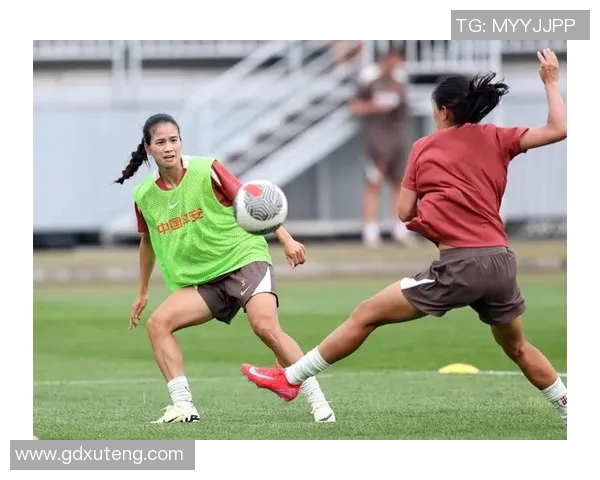 足球明星分享军事经验与训练心得引发热议与关注